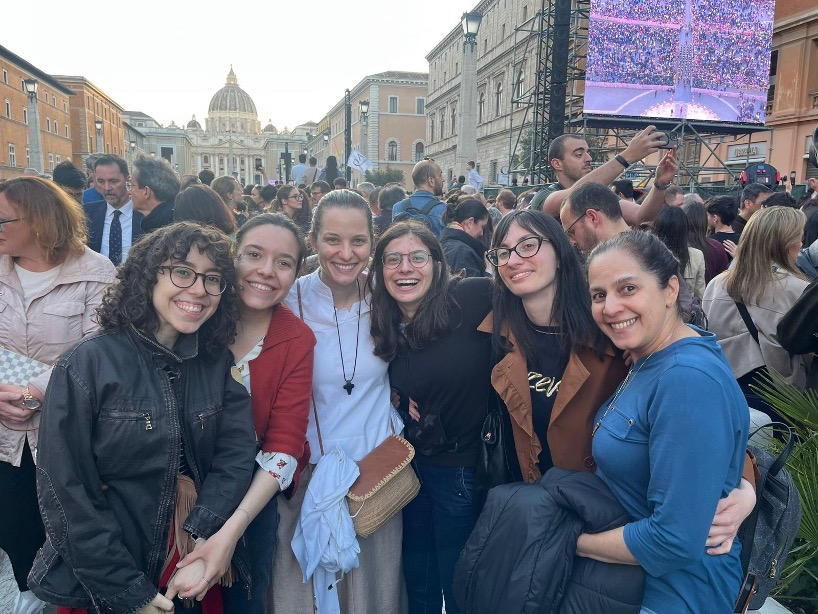 Com algumas meninas da casa das estudantes no dia da eleição do Papa Leão: quando a fumaça branca apareceu, corremos pra la